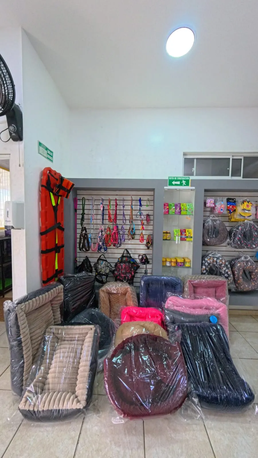 Exhibición de accesorios y productos para mascotas en Anisanar